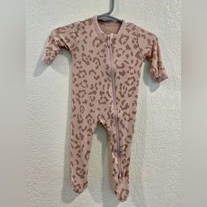 Kyte baby zippered footie in blush leopard